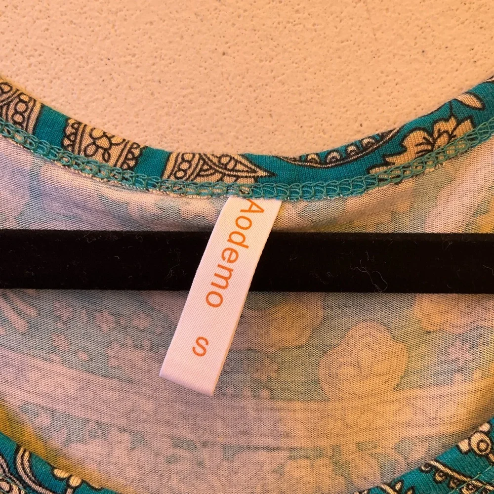 Fun print! Ruffled edge! - Picture 2 of 7